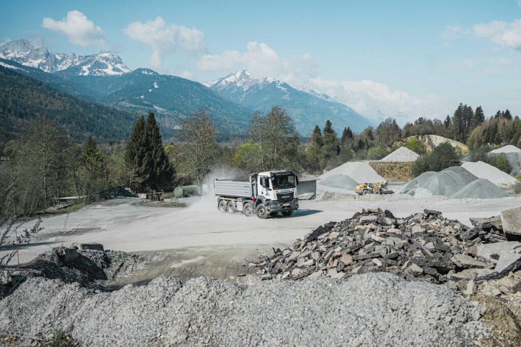 Schotterwerk Jenul GmbH | Hermagor | Gailtal | Kärnten | Schottergrube mit LKW